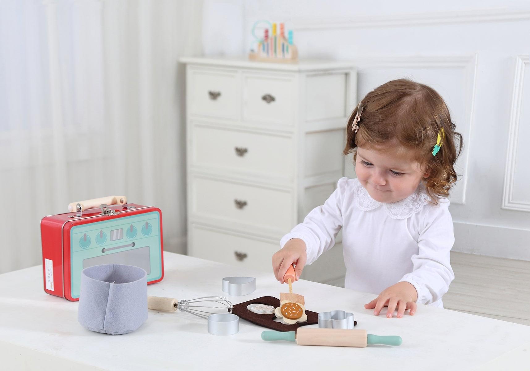 COOKIE BAKING PLAYSET IN TIN CASE - Play Kitchen